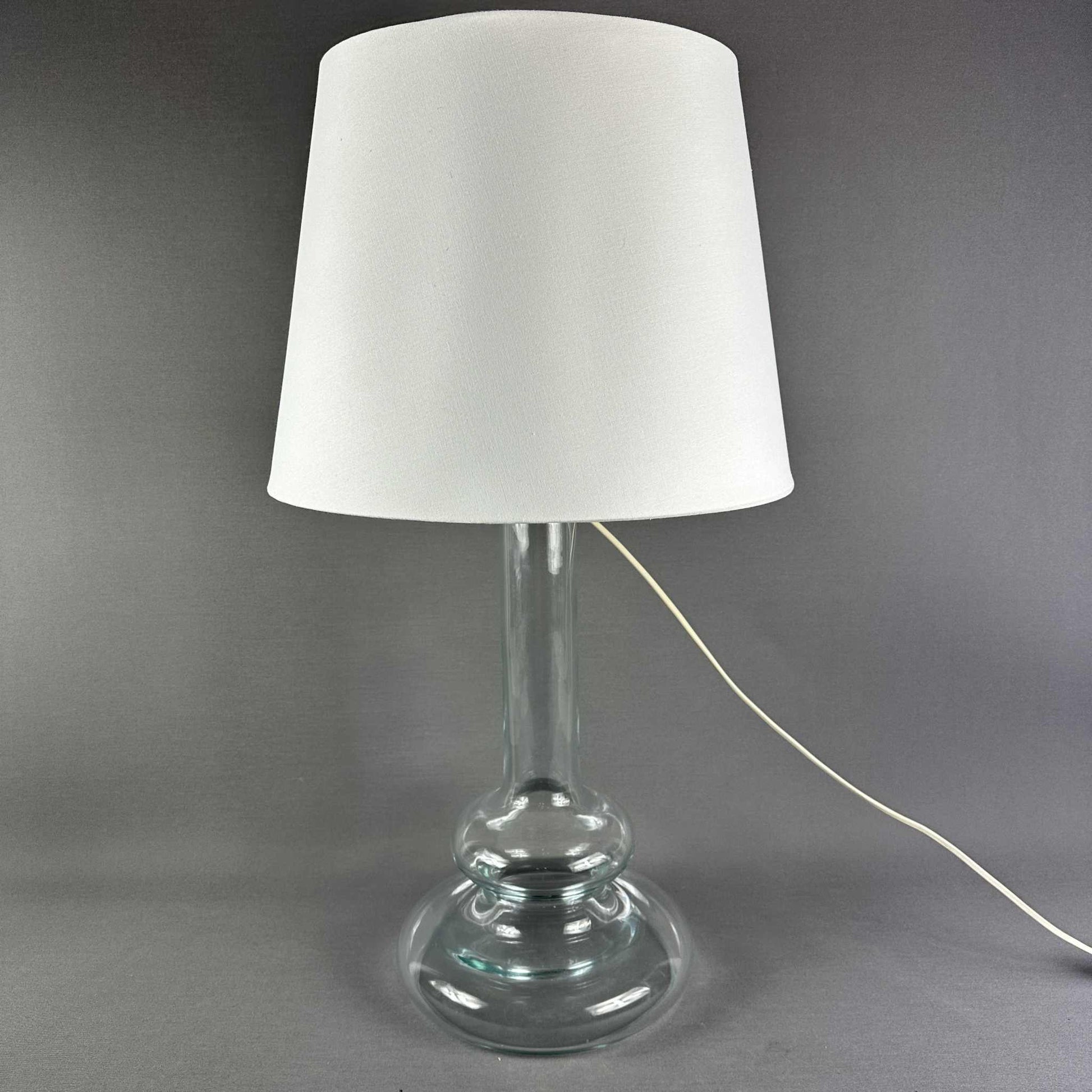Holmegaard Glas Tischleuchte von Hsin-Lung Lin 1978, mundgeblasenes Klarglas, minimalistisches dänisches Space Age Design, Tischlampe mit E27-Fassung
