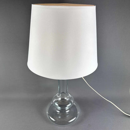 Frontalansicht der Holmegaard Glas-Tischleuchte von 1978 mit weißem Zylinderschirm