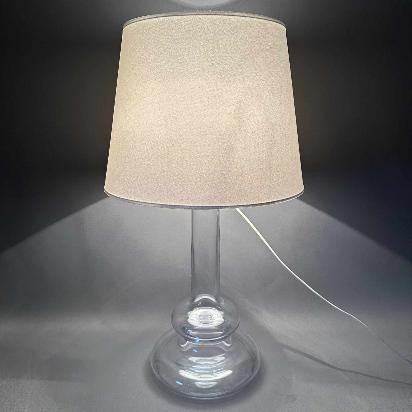 Holmegaard Glas Tischleuchte von Hsin-Lung Lin 1978 mit klarem mundgeblasenem Glas und modernem Space Age Design
