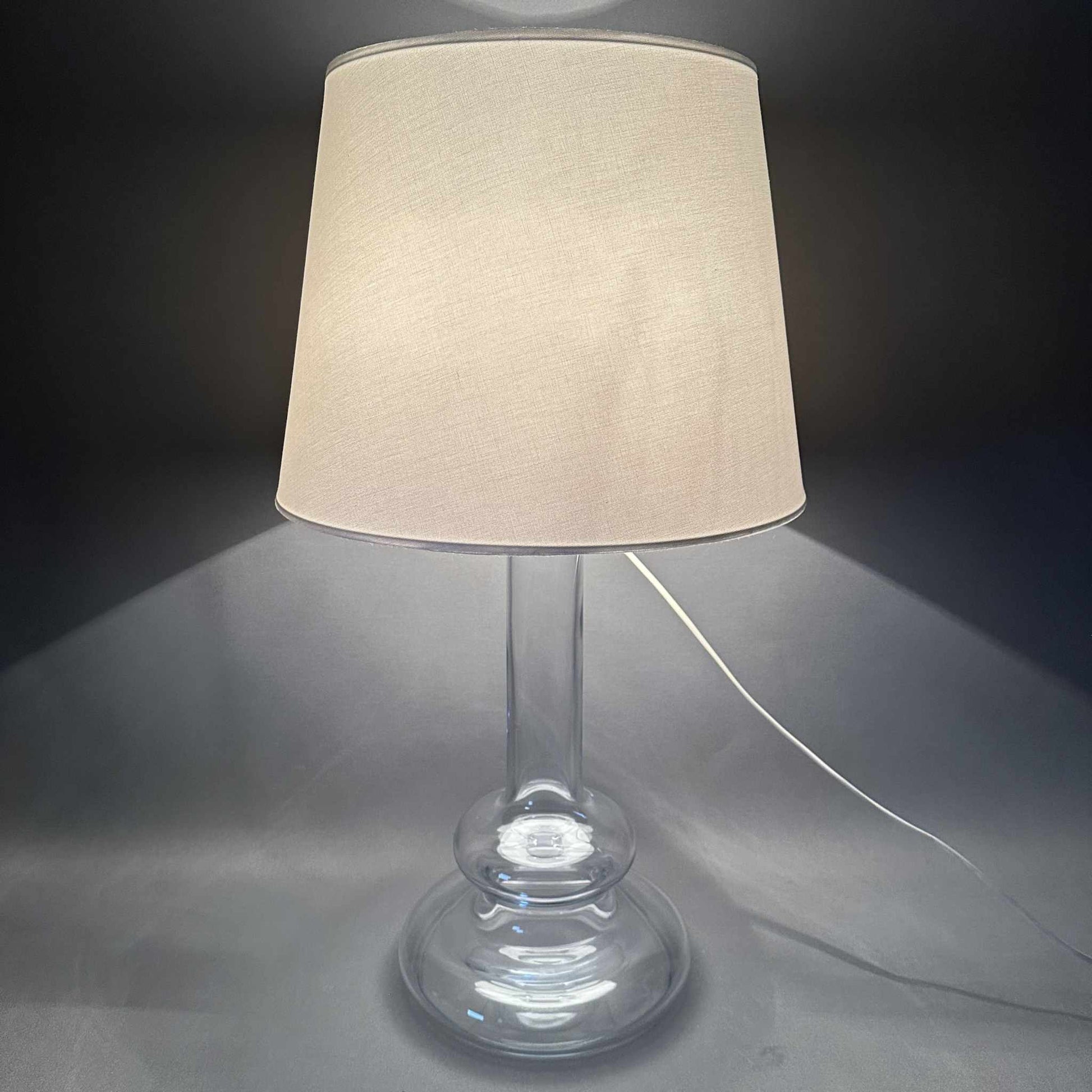 Holmegaard Glas Tischleuchte von Hsin-Lung Lin 1978 mit klarem mundgeblasenem Glas und modernem Space Age Design