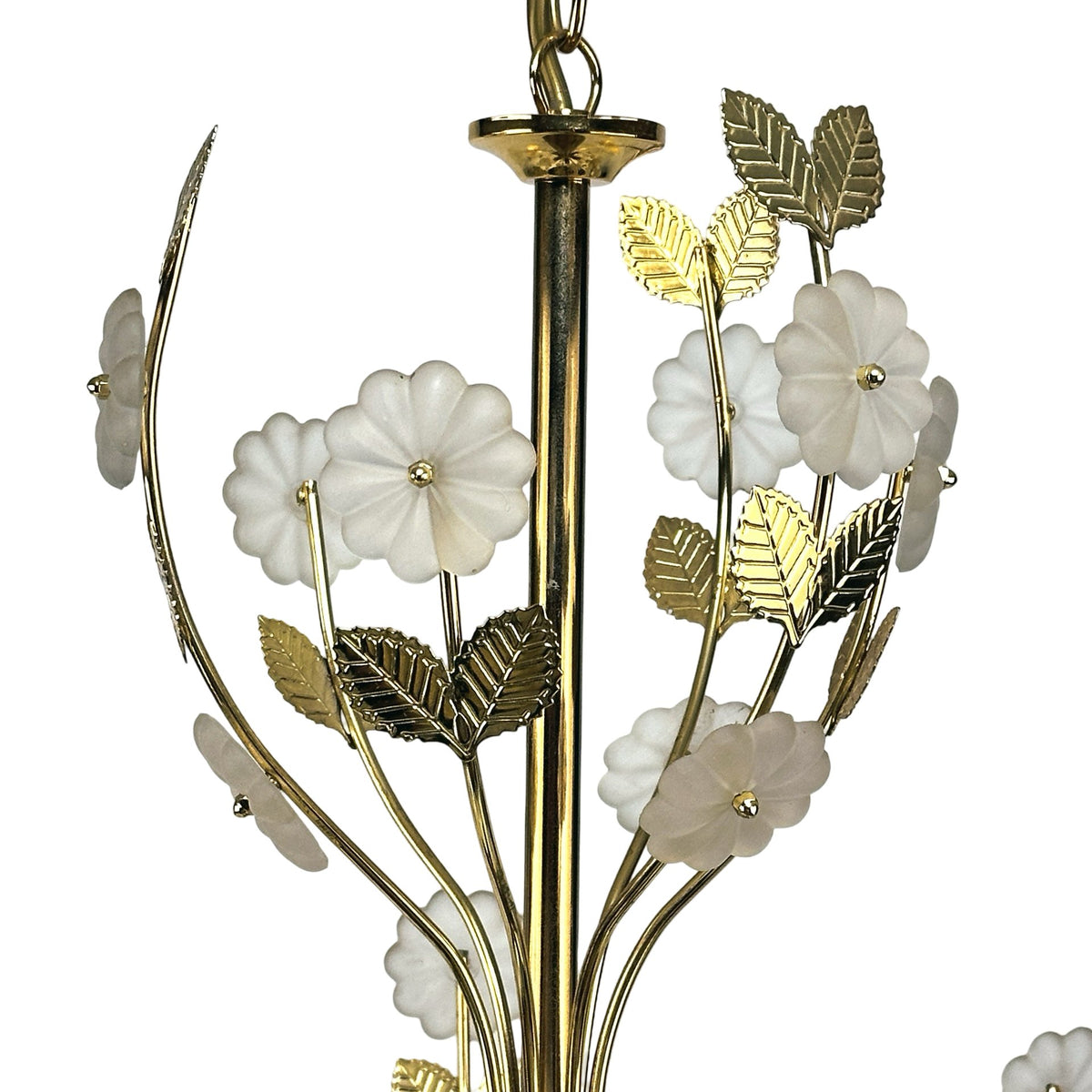 Détail du bouquet supérieur avec fleurs en verre satiné et feuilles en laiton estampé sur la tige