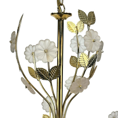 Détail du bouquet supérieur avec fleurs en verre satiné et feuilles en laiton estampé sur la tige