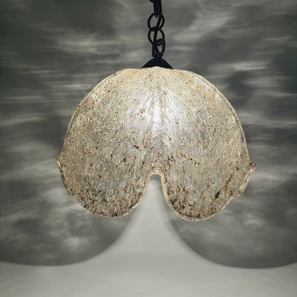 Eingeschaltete Kaiser Glas Pendelleuchte von der Seite, Blütenkanten des Glasschirms im Gegenlicht