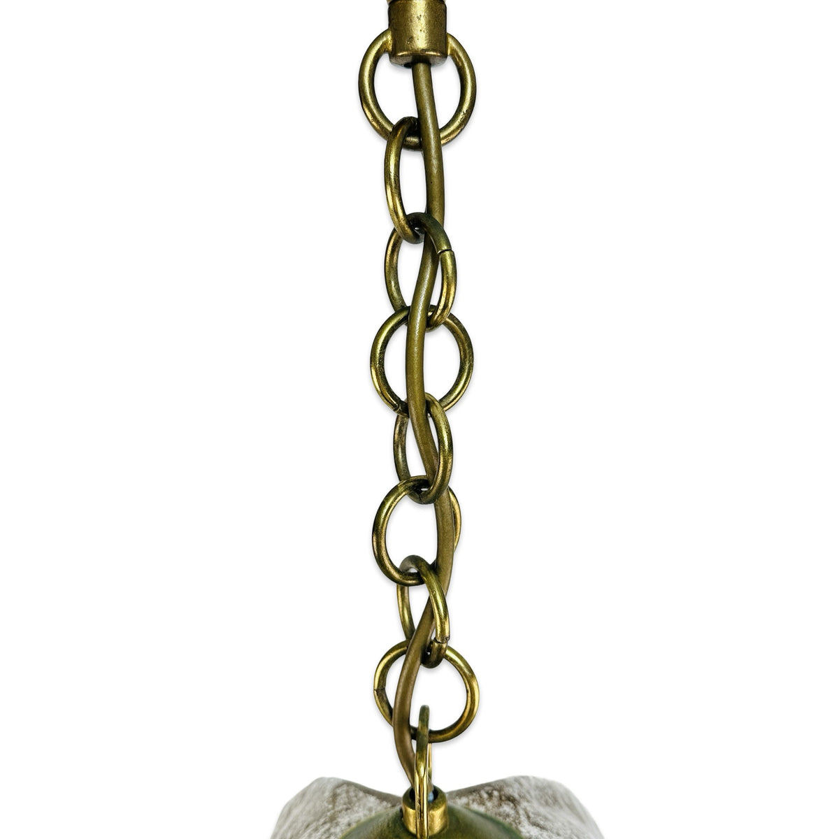 Detail der Gliederkette aus Messing an der Kaiser Glas Pendelleuchte