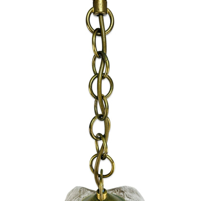 Detail der Gliederkette aus Messing an der Kaiser Glas Pendelleuchte