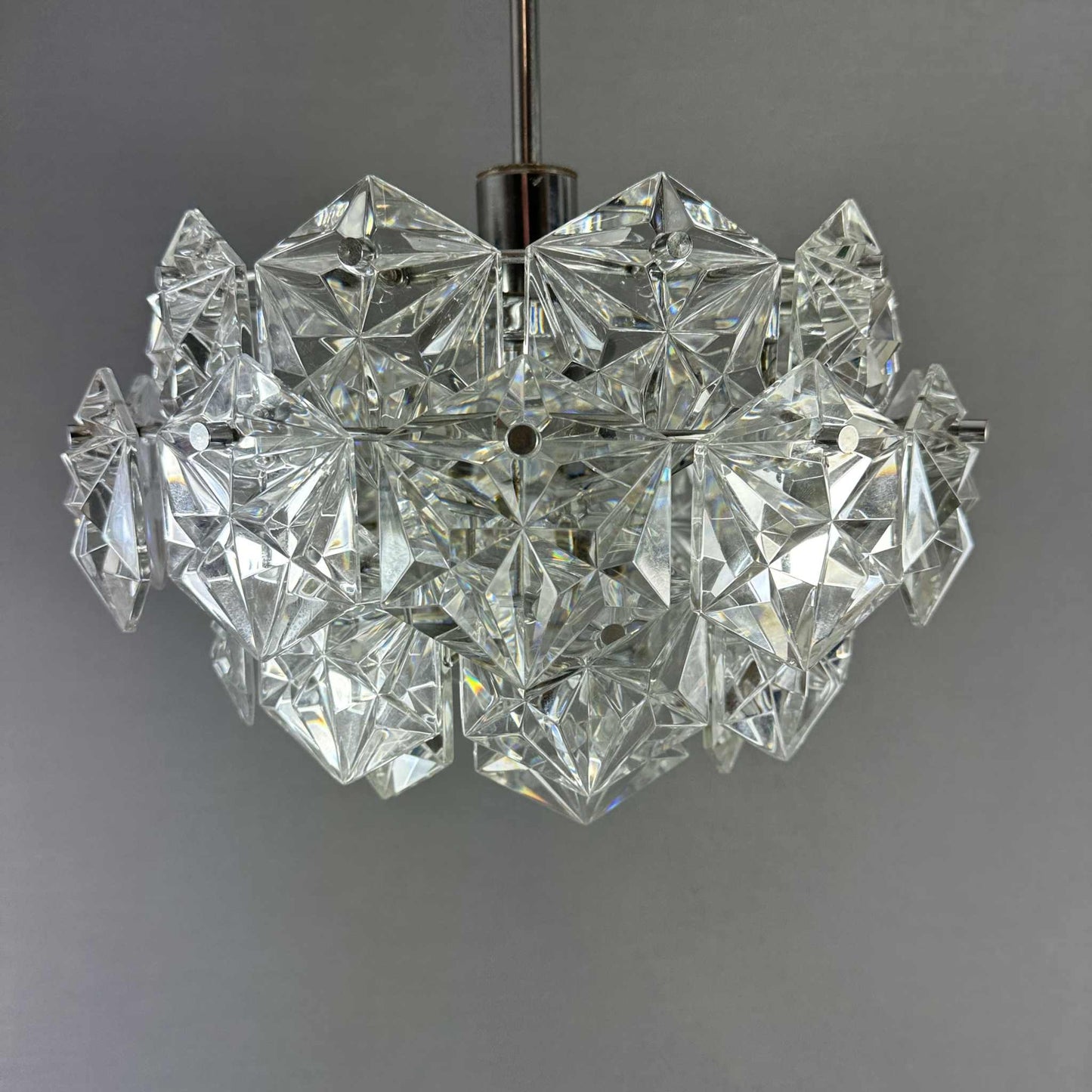 Kinkeldey Silber Kronleuchter mit Kristallglas aus den 70er Jahren, verchromtes Metall, vier Ebenen, 36 Kristalle, vintage Design