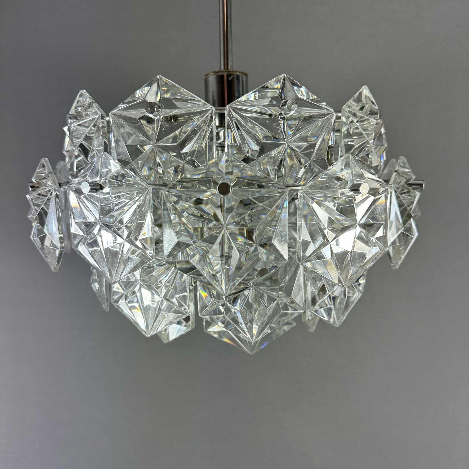 Kinkeldey Silber Kronleuchter mit Kristallglas aus den 70er Jahren, verchromtes Metall, vier Ebenen, 36 Kristalle, vintage Design