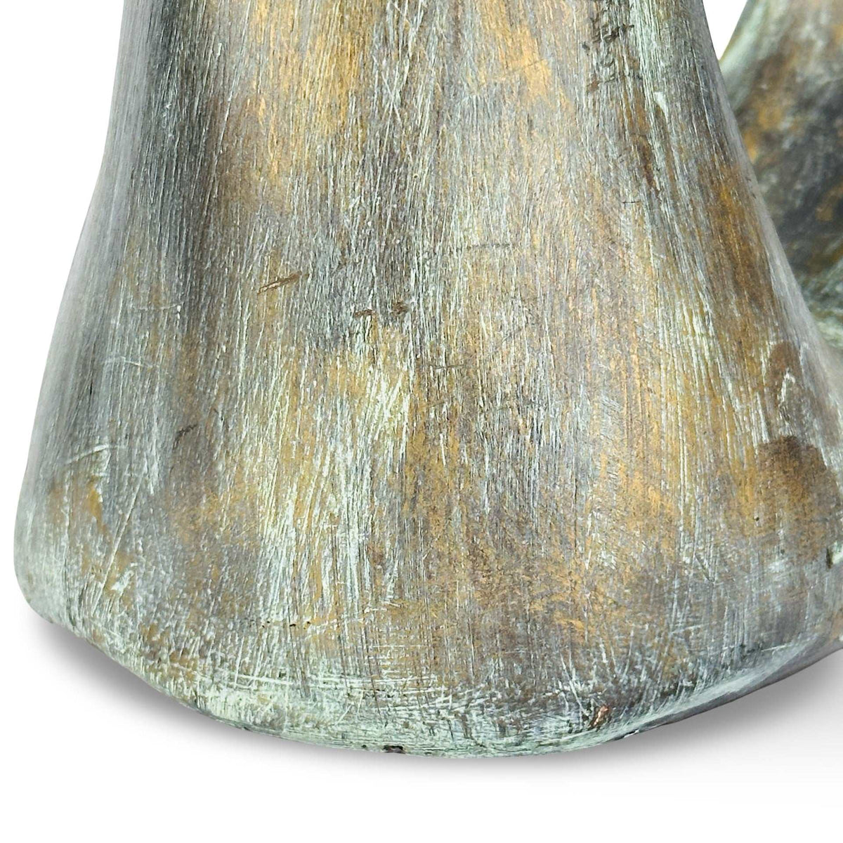 Nahaufnahme des Sockels mit feinen Kratzspuren und goldbrauner Patina-Lasur