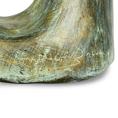 Eingeritzte Signatur MARAGA mit Datierung am Fuß der Keramikskulptur