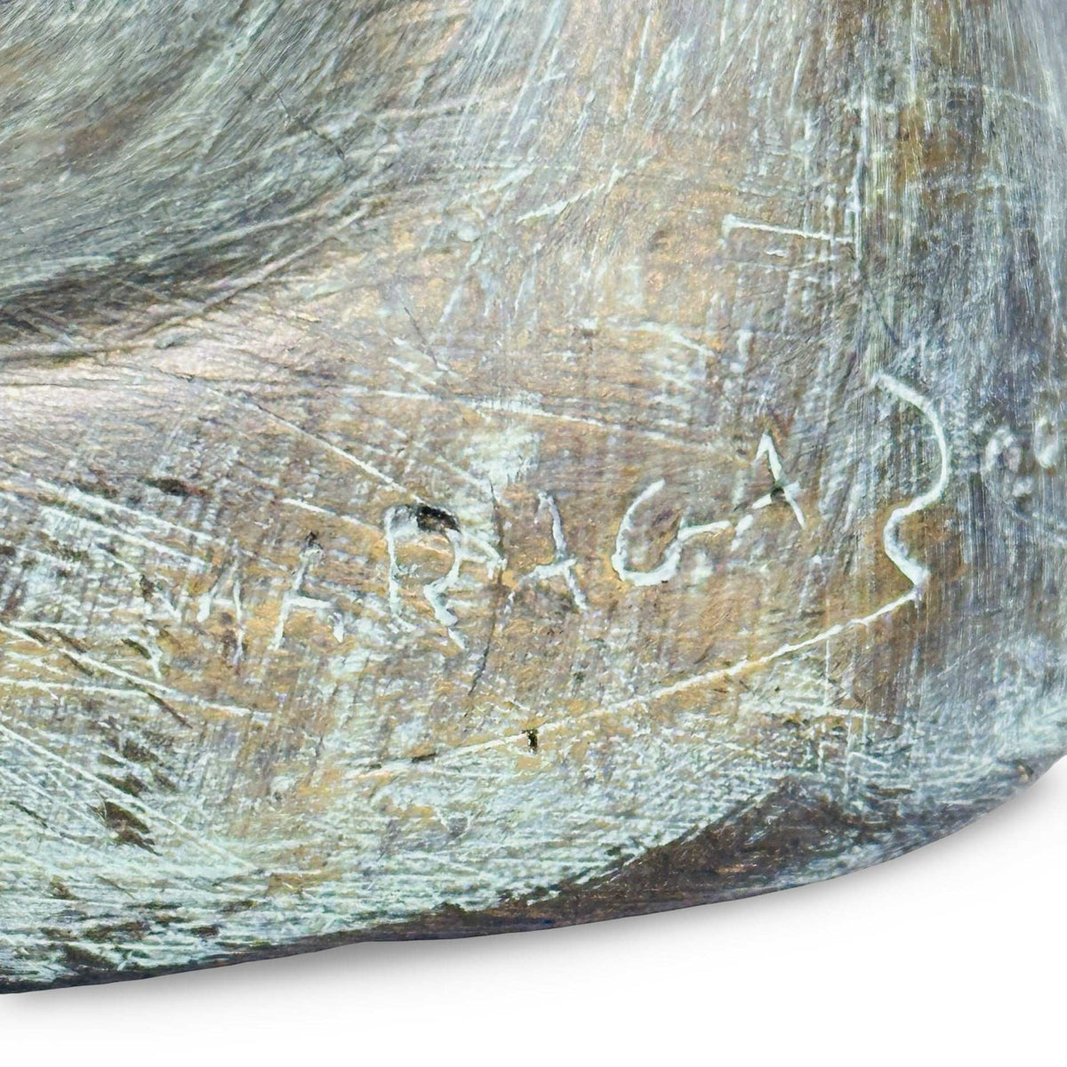 Makroaufnahme der Signatur MARAGA in der grünen Bronze-Patina-Lasur