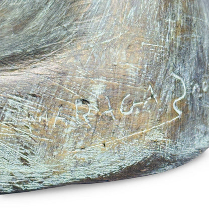 Makroaufnahme der Signatur MARAGA in der grünen Bronze-Patina-Lasur