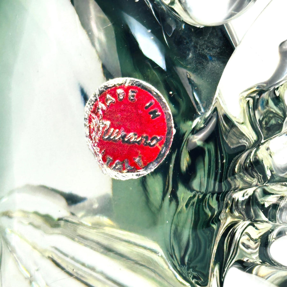 Nahaufnahme des roten Folienetiketts Made in Murano Italy am Glasfisch