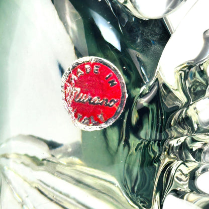 Nahaufnahme des roten Folienetiketts Made in Murano Italy am Glasfisch