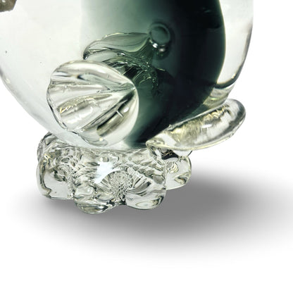 Detailansicht des gewellten Klarglassockels und der gerippten Brustflosse des Murano Glasfischs