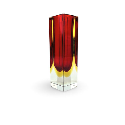 Vase bloc Murano Sommerso rouge rubis et jaune, vue de trois quarts avec arêtes facettées et pied en verre clair