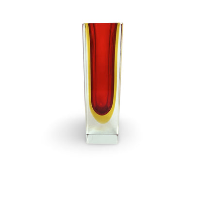 Vase Murano Sommerso rouge et jaune, vue latérale avec bord inférieur arrondi du cœur coloré dans le pied massif