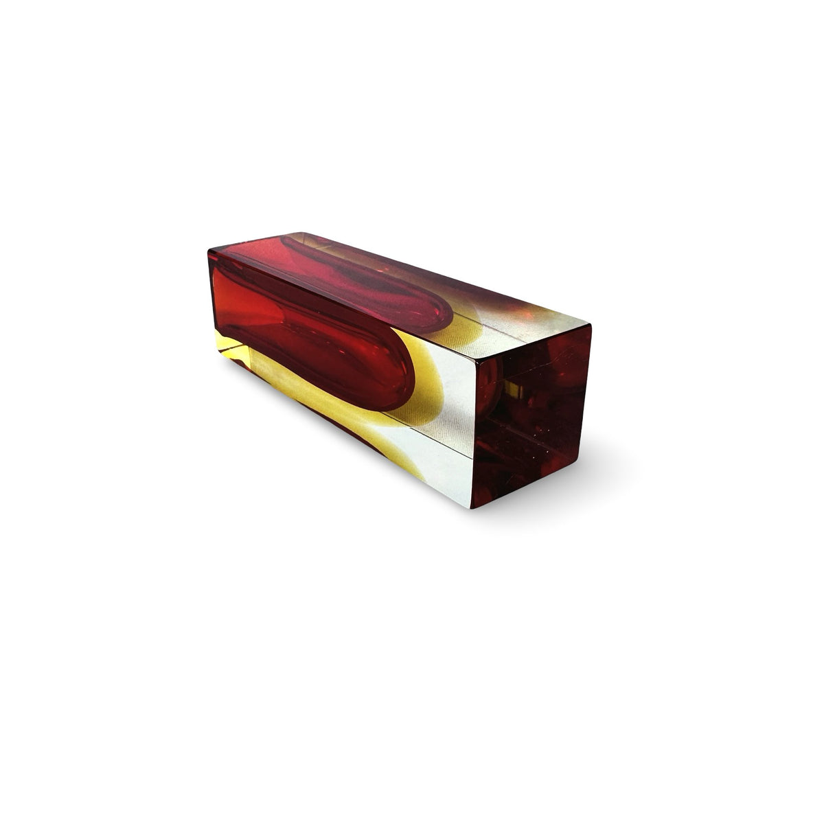 Vase bloc Murano Sommerso couché, vue de la base et du pied clair avec jeu de couleurs rouge et jaune