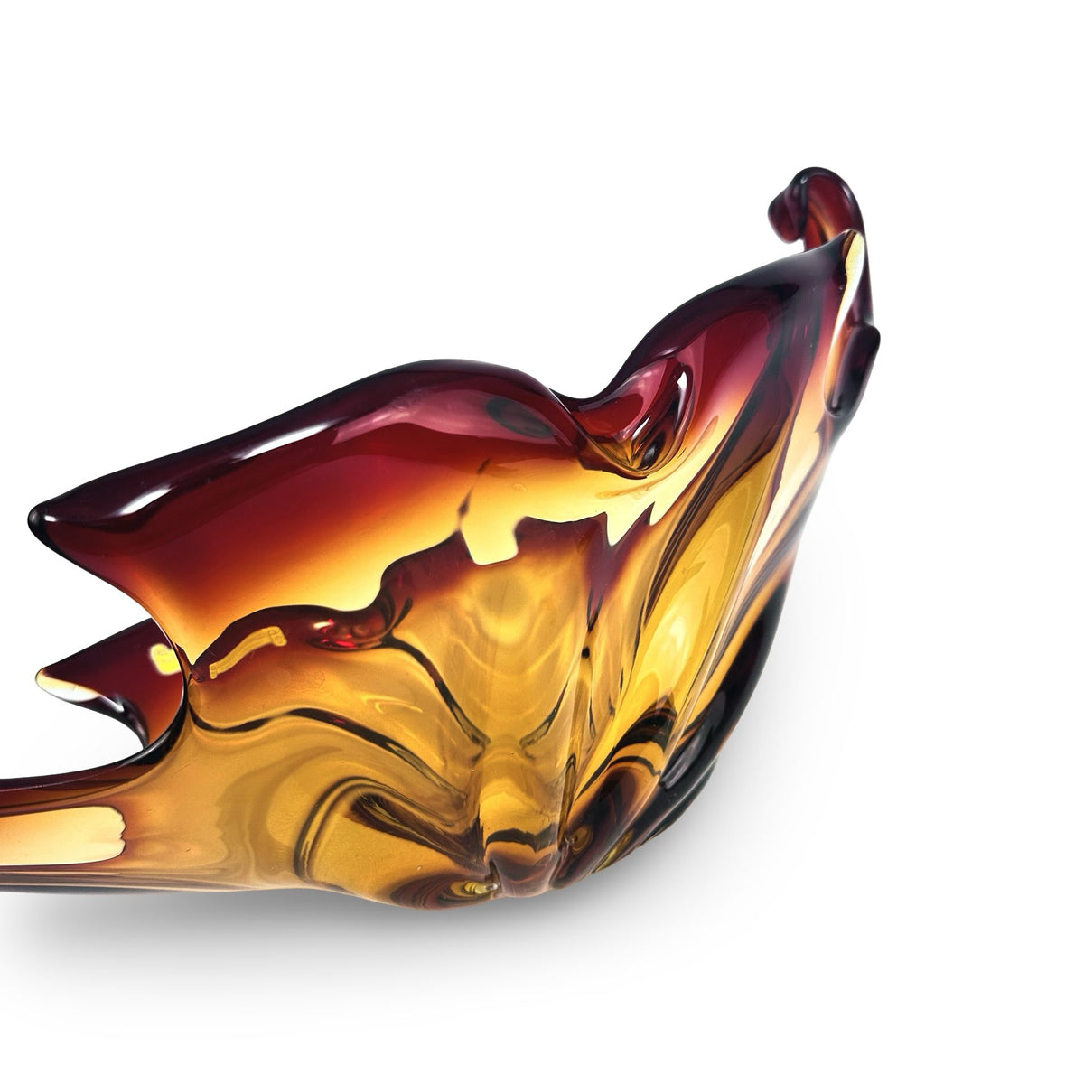 Detail of the wavy rim of the Murano bowl with dark red tips