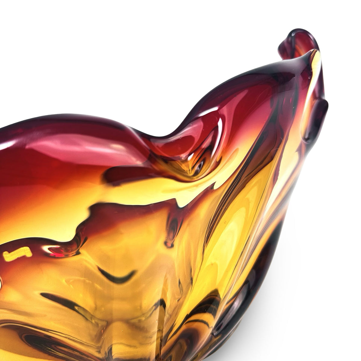 Close-up of the sommerso glass with transition from amber to ruby red and aubergine