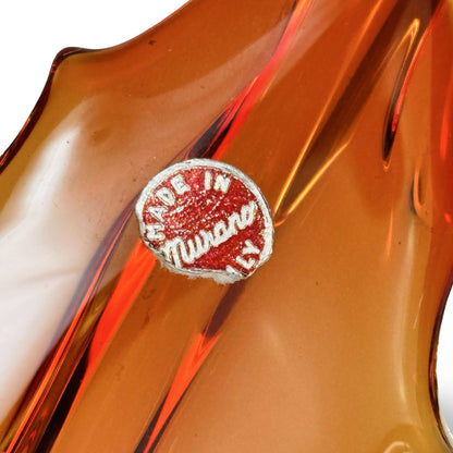 Detail des roten Folienetiketts „Made in Murano Italy“ auf dem orangefarbenen Sommerso-Glas
