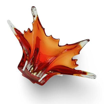 Seitliche Schrägansicht der Murano Glasschale mit hochgezogenen Spitzen und gezacktem Rand