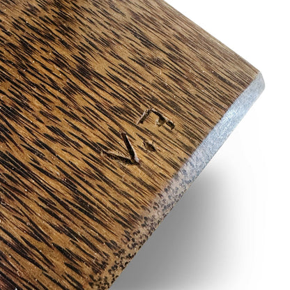 Eingeschlagenes Monogramm „V.“ auf dem Sockel der Mid-Century Wenge-Skulptur, Nahaufnahme