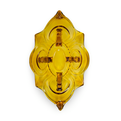 Draufsicht der gelben Glasschale mit symmetrischem Relief und vier Eckfüßen