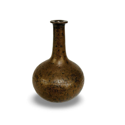 Rudi Stahl Vase, gedrehte Ansicht mit dunklen Eisensprenkeln auf der seidenmatten braunen Glasur