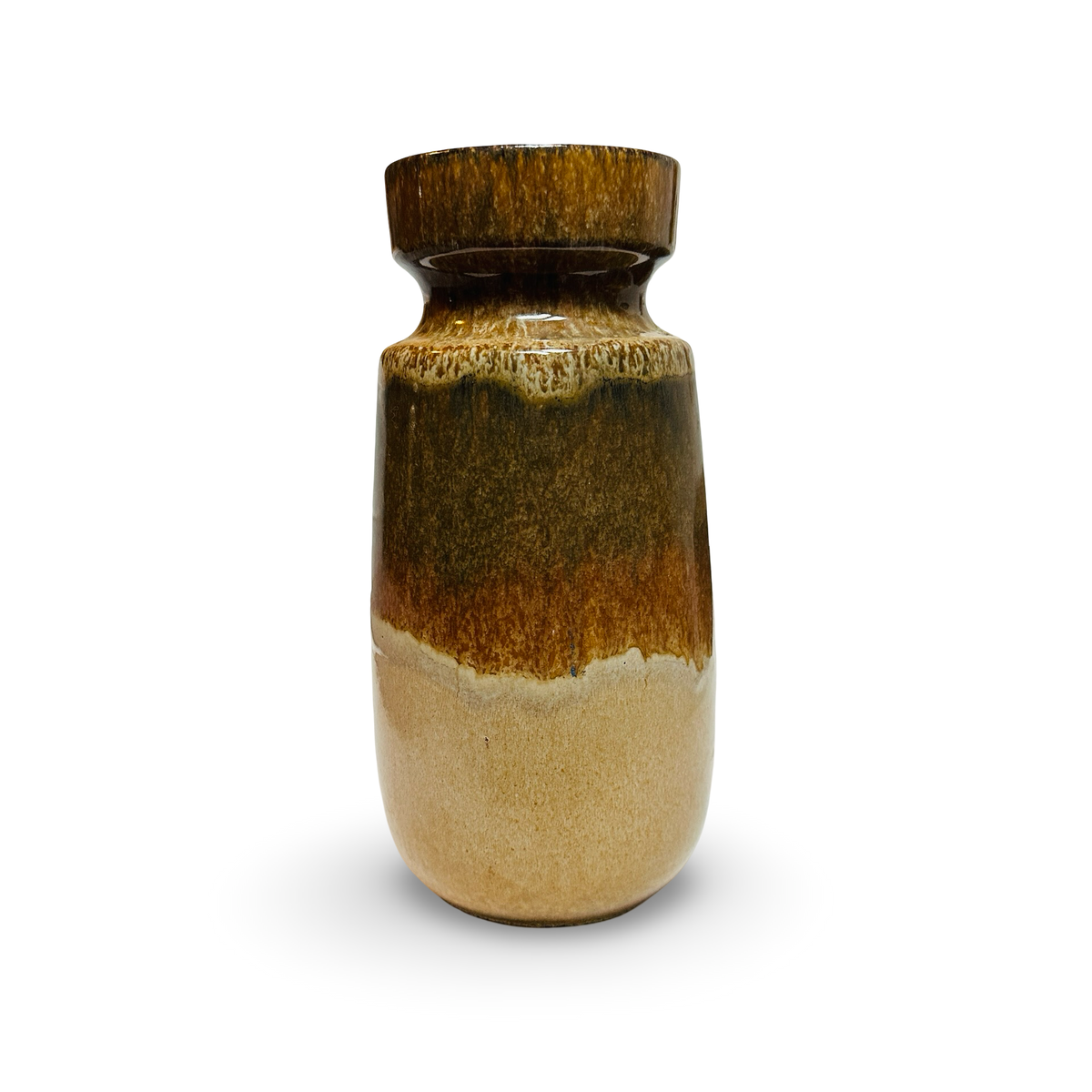Vase vintage Scheurich 242-22 avec une glaçure brune coulante sur un fond beige sable, vue de face, détouré