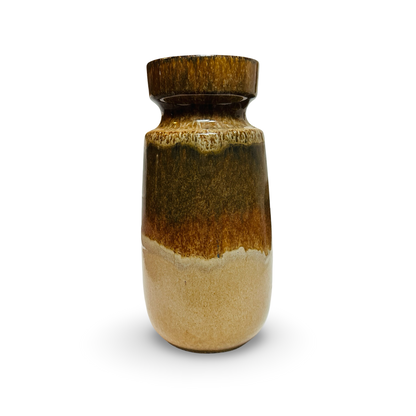 Vase vintage Scheurich 242-22 avec une glaçure brune coulante sur un fond beige sable, vue de face, détouré