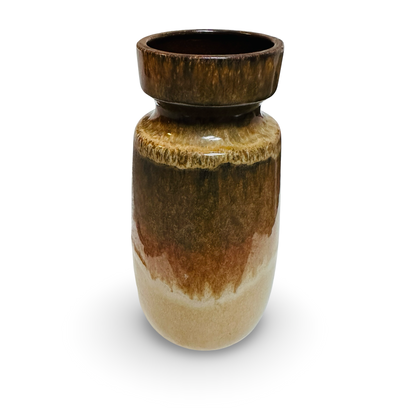 Vue légèrement plongeante du vase Scheurich, avec un aperçu de l’ouverture émaillée brun foncé et de la bande ocre mouchetée