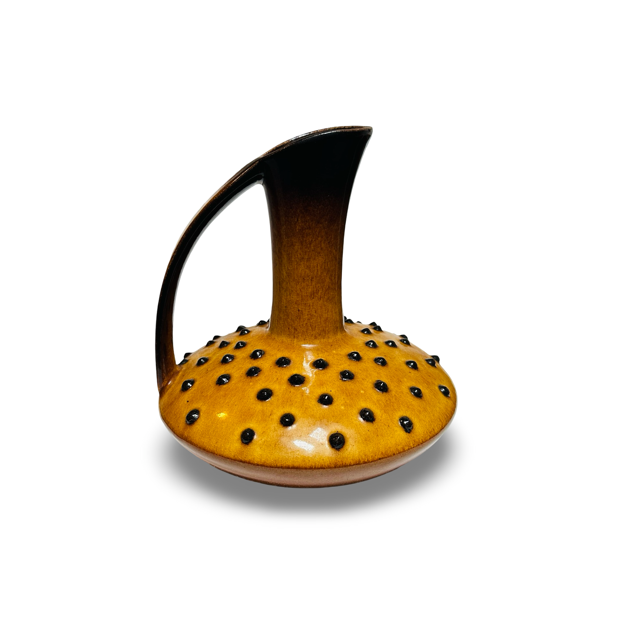 Vintage Schlossberg Krugvase 132/20 in Ocker mit schwarzen Noppen, Seitenansicht mit Henkel links, freigestellt