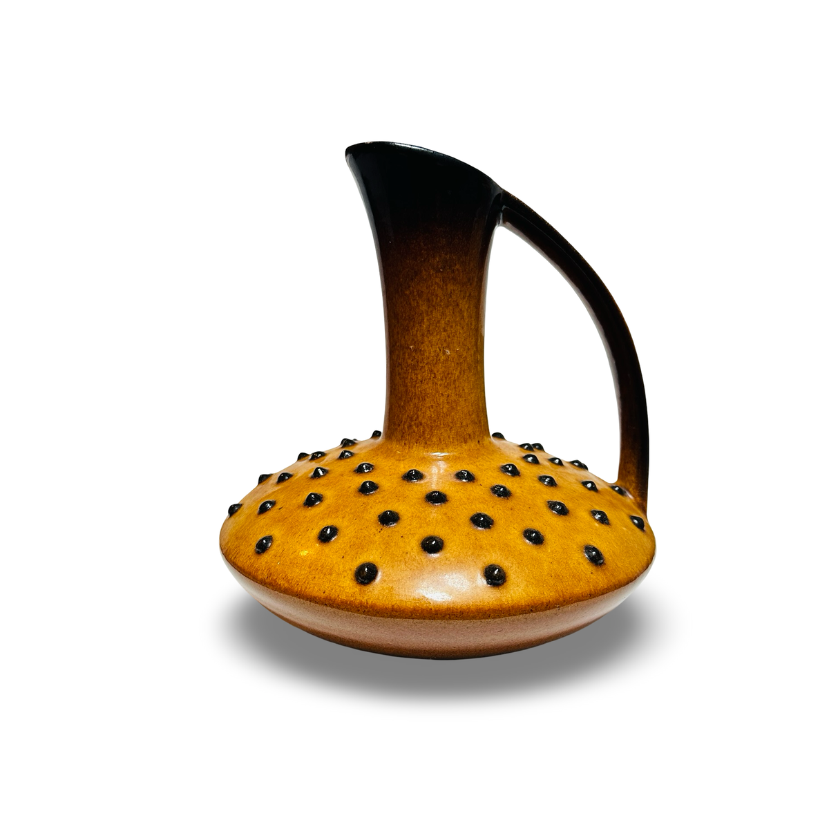 Mid-Century Krugvase von Schlossberg, Ansicht mit Henkel rechts und Farbverlauf von Ocker zu Schwarzbraun am Hals
