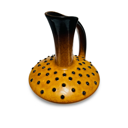 Krugvase von schräg oben, Blick in die schwarz glasierte Öffnung und auf die Noppenreihen der Schulter