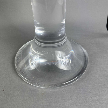 Detailansicht des runden Acrylsockels der 70er Tischleuchte mit transparentem Glasfuß