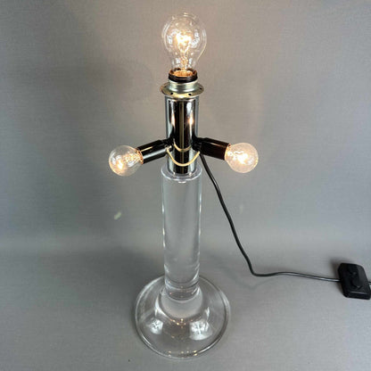 Acrylleuchtenfuß mit eingeschalteten Glühlampen an der verchromten Dreifachfassung