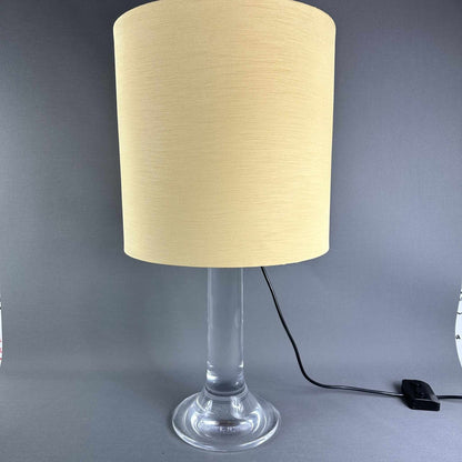 Gesamtansicht der 70er Tischleuchte mit cremefarbenem Zylinderschirm und klarem Acrylfuß