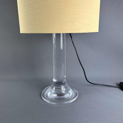 Unterer Ausschnitt der 70er Leuchte mit cremefarbenem Schirm, Acrylfuß und schwarzem Kabel