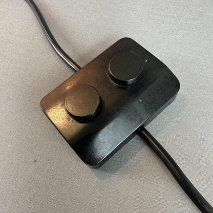 Schwarzer Doppelschalter am Kabel der 70er Tisch- oder Bodenleuchte in Nahaufnahme