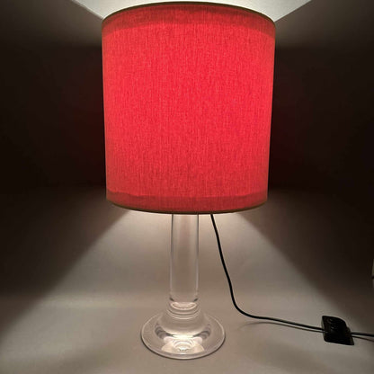 Eingeschaltete 70er Acrylleuchte mit rotem Zylinderschirm und Lichtkegeln auf dem Hintergrund