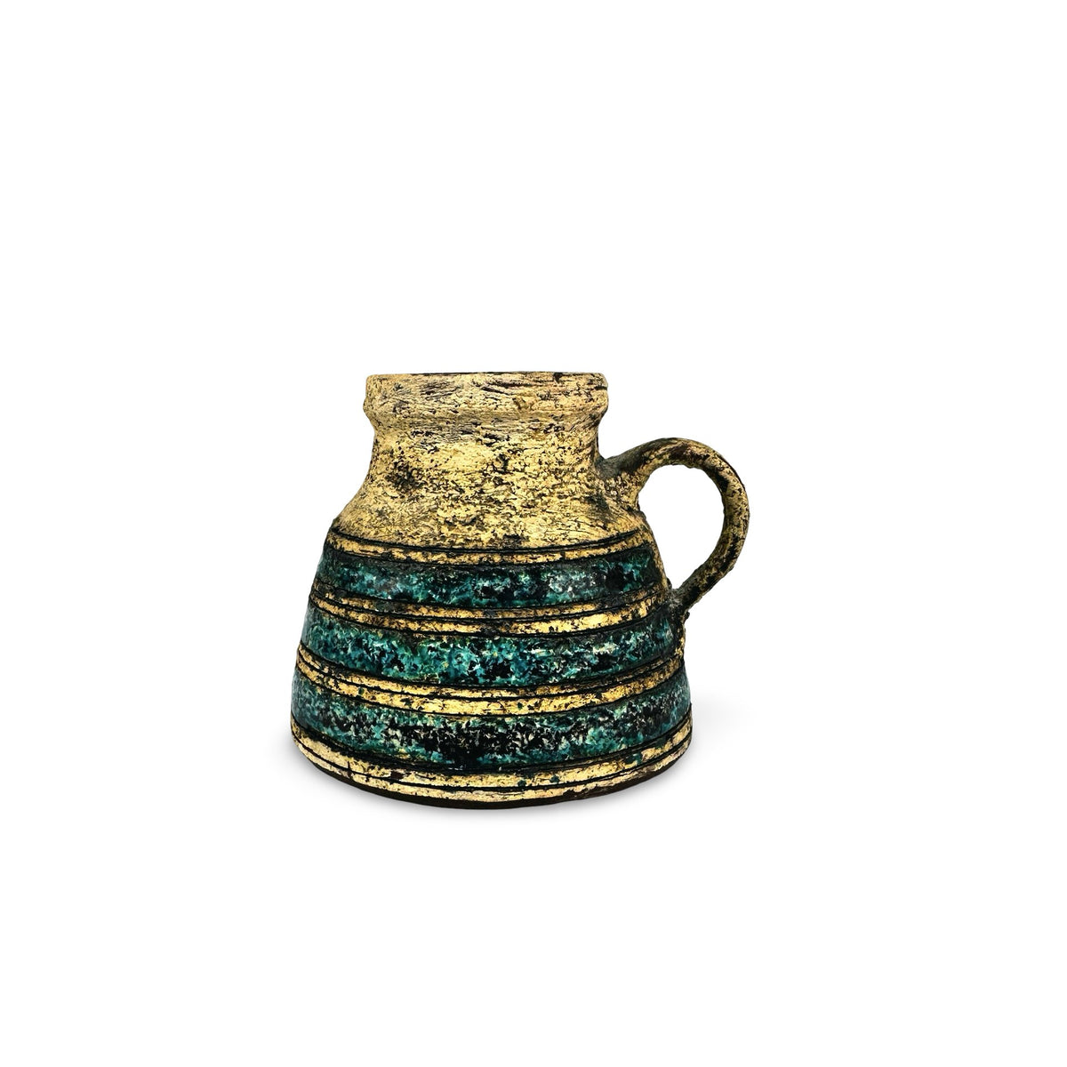 Vase à anse vintage Terraform de Fritz Göllner, glaçure rugueuse ocre et bandes de glaçure vert turquoise, vue de côté avec anse à droite, détouré