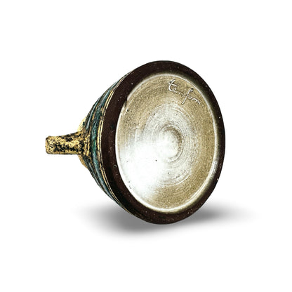 Dessous du vase à anse Terraform avec terre brun foncé, fond émaillé clair et signature incisée Terraform