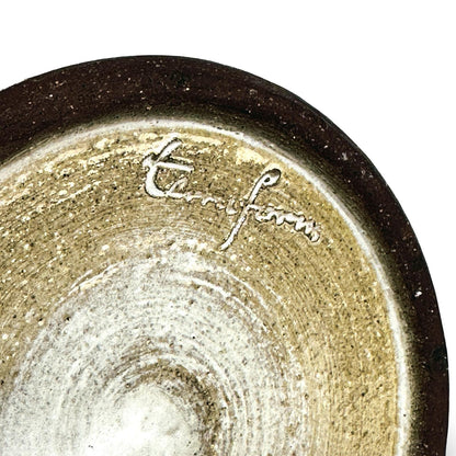 Détail de la signature incisée Terraform sous la base du vase