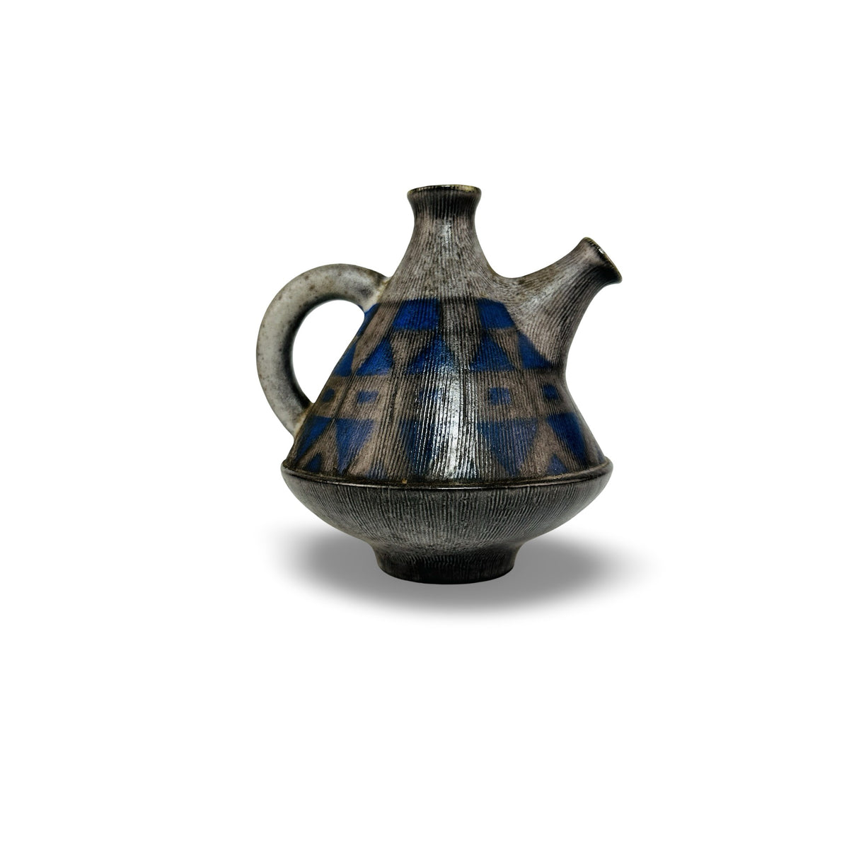Upsala-Ekeby Krug 5222 von Hjördis Oldfors, Frontansicht mit Henkel links und blauem geometrischem Dekor