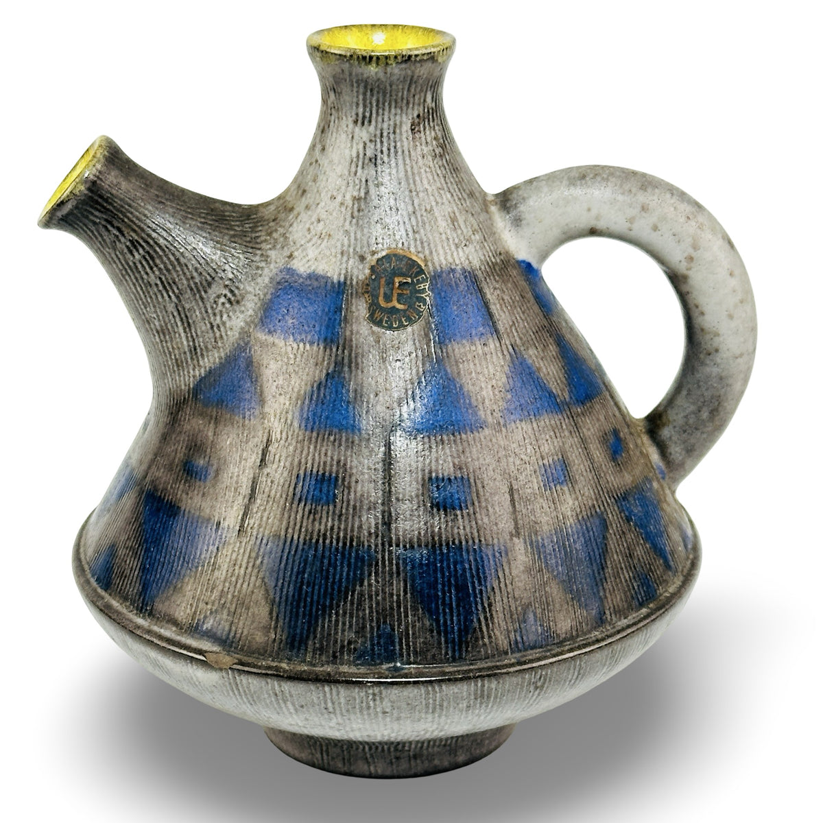 Upsala-Ekeby Krug 5222, Seitenansicht mit Etikett, Tülle und Henkel