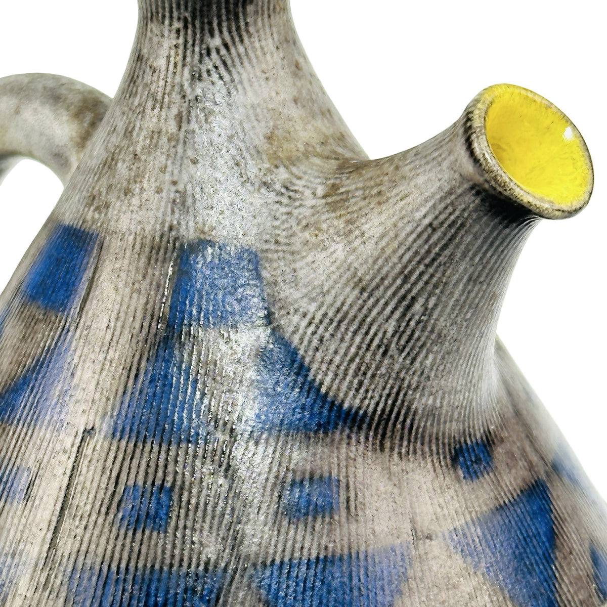 Detail der Tülle mit gelber Innenglasur und gerillter grauer Oberfläche