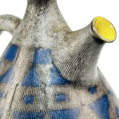 Detail der Tülle mit gelber Innenglasur und gerillter grauer Oberfläche