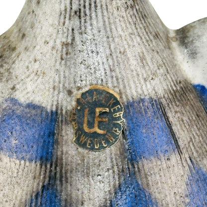 Detail: goldenes Folienetikett UE Sweden von Upsala-Ekeby auf der Schulter des Krugs