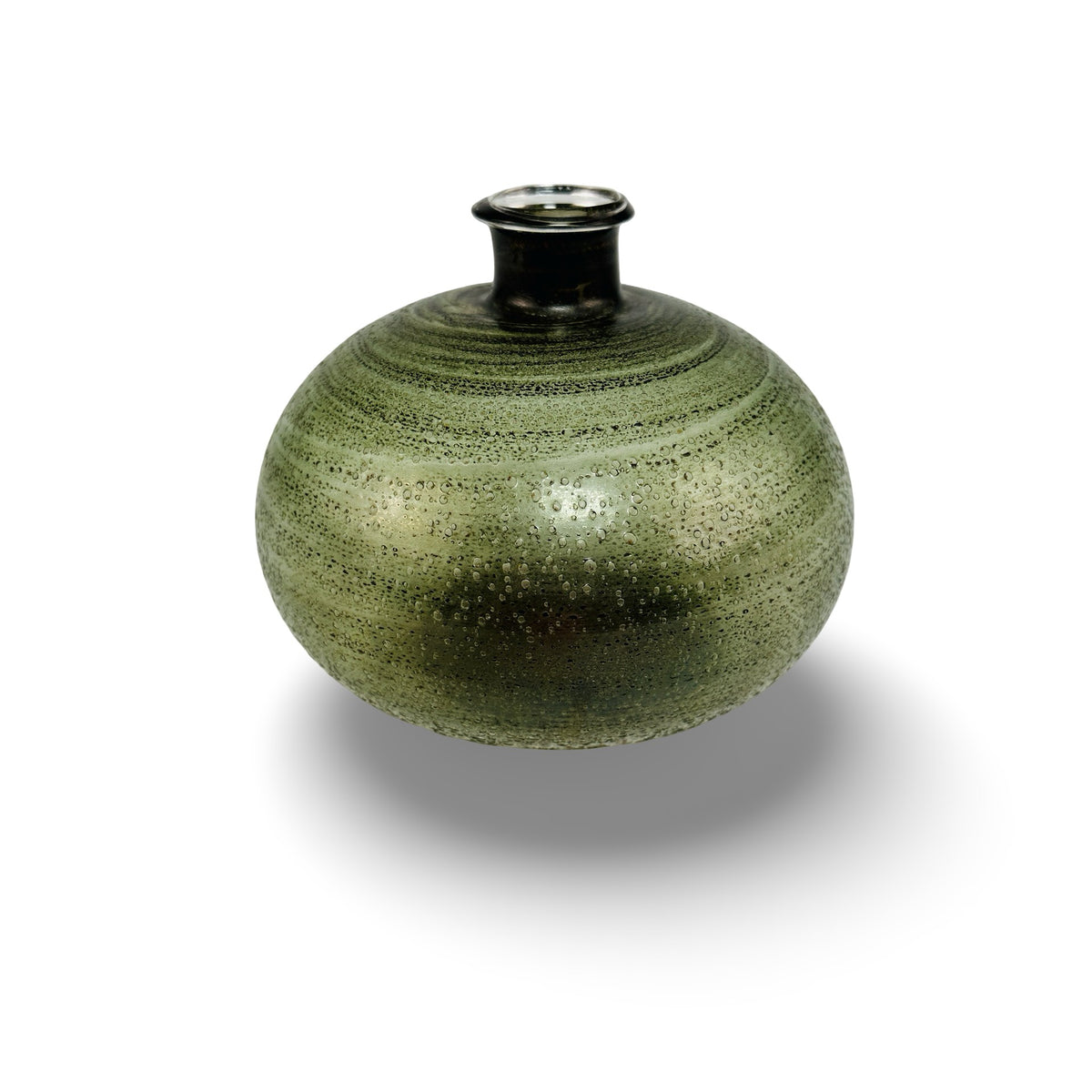 Bauchige Studioglas Vase in Grün, leicht erhöhte Seitenansicht mit umlaufenden Spirallinien auf der Schulter