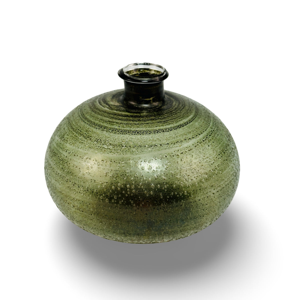 Grüne Studioglas Vase, Schrägansicht von oben mit Klarglasrand und silbrig metallischem Schimmer